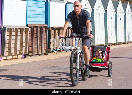 Bournemouth, Dorset, Großbritannien. 9. Okt. 2018. UK Wetter: Ungebrochen blauen Himmel und warmen Sonnenschein, die Temperaturen steigen und die Besucher gehen auf das Meer die Sonne und den Indian Summer zu genießen. Credit: Carolyn Jenkins/Alamy leben Nachrichten Stockfoto