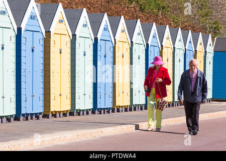 Bournemouth, Dorset, Großbritannien. 9. Okt. 2018. UK Wetter: Ungebrochen blauen Himmel und warmen Sonnenschein, die Temperaturen steigen und die Besucher gehen auf das Meer die Sonne und den Indian Summer zu genießen. Credit: Carolyn Jenkins/Alamy leben Nachrichten Stockfoto