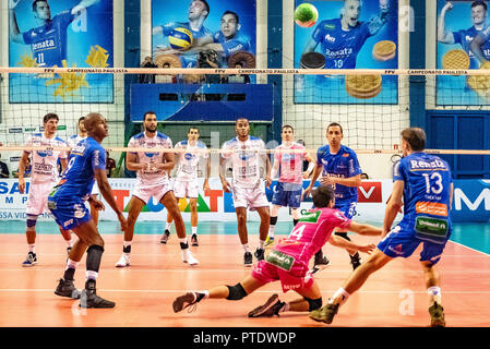 Campinas, Brasilien. 08 Okt, 2018. Endrunden der São Paulo Männer&#39;s volleyball Meisterschaft, in Campinas statt, in der: Taquaral Gymnasium ab Montag (8.) und die Weiterverarbeitung in den ersten Minuten dieser Dienstag (9). Quelle: Fabio Leoni/FotoArena/Alamy leben Nachrichten Stockfoto