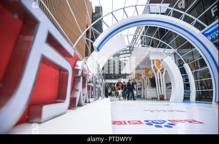 Chengdu, Sichuan Provinz Chinas. 9. Okt., 2018. Menschen besuchen den Austragungsort der 2018 Nationale Messe für Innovation und unternehmerische Initiative Woche in Chengdu, Provinz Sichuan im Südwesten Chinas, Oktober 9, 2018. Credit: Xue Yubin/Xinhua/Alamy leben Nachrichten Stockfoto