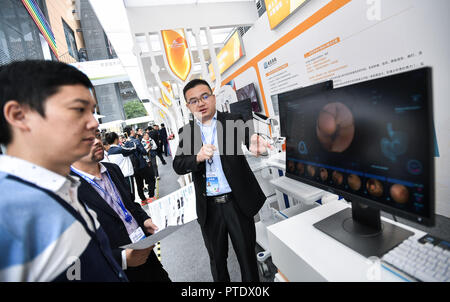 Chengdu, Sichuan Provinz Chinas. 9. Okt., 2018. Menschen besuchen den Austragungsort der 2018 Nationale Messe für Innovation und unternehmerische Initiative Woche in Chengdu, Provinz Sichuan im Südwesten Chinas, Oktober 9, 2018. Credit: Xue Yubin/Xinhua/Alamy leben Nachrichten Stockfoto