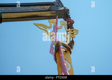 Johannesburg, Südafrika, Oktober 9, 2018. Eine lebensgroße pink Giraffe wurde an die Stadt Johannesburg, rund 120 Jahre nach Wildlife gab den Weg zu Gold Miners hier eingeführt. Künstler James Delaney, und Unterstützer, installiert die Giraffe heute unter dem Blick Mittagssonne ein Gefühl von Natur und Wildnis in die Stadt zurückzukehren. Die Giraffe gehört zu einer Gruppe von anderen Delaney wildlife Kreationen, in den Parks, darunter ein Kudu und einige Eulen. Credit: Eva-Lotta Jansson/Alamy leben Nachrichten Stockfoto