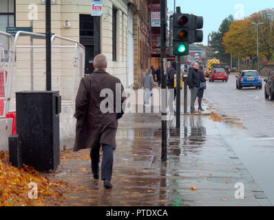 Glasgow, Schottland, Großbritannien, 9. Oktober, 2018. UK Wetter: Regen und Wind in den letzten Tagen ihre Abgabe auf den Straßen und Fußgänger eingenommen haben, als Sie ihren Weg rund um die Stadt mit Verkehr in Kombination mit überflutet Bürgersteig machen. Gerard Fähre / Alamy news Credit: Gerard Fähre / alamy Leben Nachrichten Stockfoto