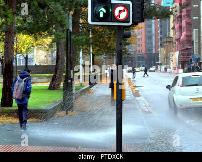 Glasgow, Schottland, Großbritannien, 9. Oktober, 2018. UK Wetter: Regen und Wind in den letzten Tagen ihre Abgabe auf den Straßen und Fußgänger eingenommen haben, als Sie ihren Weg rund um die Stadt mit Verkehr in Kombination mit überflutet Bürgersteig machen. Gerard Fähre / Alamy news Credit: Gerard Fähre / alamy Leben Nachrichten Stockfoto