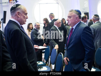 09 Oktober 2018, Berlin: Ronald S. Lauder, Präsident des Jüdischen Weltkongresses und Gründer der Stiftung mit dem gleichen Namen, und Jeremy Issacharoff (r), der israelische Botschafter in Deutschland, Converse in der feierlichen Weihe der Rabbiner und Kantoren an der Synagoge Beth Zion in Mitte. Foto: Bernd von Jutrczenka/dpa Stockfoto