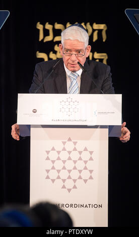 09 Oktober 2018, Berlin: Joseph Schuster, Präsident des Zentralrats der Juden in Deutschland, spricht an der feierlichen Weihe der Rabbiner und Kantoren an der Synagoge Beth Zion in der Mitte. Foto: Bernd von Jutrczenka/dpa Stockfoto