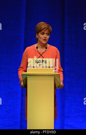 Glasgow, UK. 9. Oktober, 2018. Erster Minister - Nicola Sturgeon liefert ihrer Grundsatzrede Schließen der SNP Jährliche nationale Konferenz, SECC, Glasgow, UK. Credit: Colin Fisher/Alamy leben Nachrichten Stockfoto