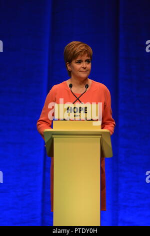 Glasgow, UK. 9. Oktober, 2018. Erster Minister - Nicola Sturgeon liefert ihrer Grundsatzrede Schließen der SNP Jährliche nationale Konferenz, SECC, Glasgow, UK. Credit: Colin Fisher/Alamy leben Nachrichten Stockfoto