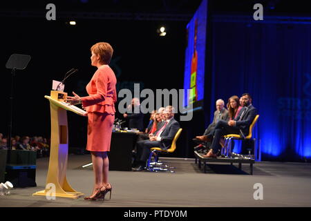 Glasgow, UK. 9. Oktober, 2018. Erster Minister - Nicola Sturgeon liefert ihrer Grundsatzrede Schließen der SNP Jährliche nationale Konferenz, SECC, Glasgow, UK. Credit: Colin Fisher/Alamy leben Nachrichten Stockfoto