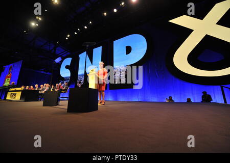 Glasgow, UK. 9. Oktober, 2018. Erster Minister - Nicola Sturgeon liefert ihrer Grundsatzrede Schließen der SNP Jährliche nationale Konferenz, SECC, Glasgow, UK. Credit: Colin Fisher/Alamy leben Nachrichten Stockfoto