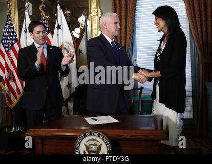 United States Vice President Mike Pence (C) gratuliert Nikki Haley am Ende der Zeremonie, wo sie war, als der US-Botschafter bei den Vereinten Nationen 25. Januar geschworen, 2017 in Washington, DC. Haley war früher der Gouverneur von South Carolina. Auch dargestellt ist US-Senator Marco Rubio (Republikaner für Florida). Quelle: Win McNamee/Pool über CNP - KEINE LEITUNG SERVICE - Foto: Win Mcnamee/konsolidierte News Fotos/Win McNamee-Pool über CNP | Verwendung weltweit Stockfoto