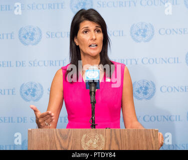 Nikki Haley dargestellt auf einer Pressekonferenz bei den Vereinten Nationen. Der UN-Botschafter bei den Vereinten Nation hat ihren Rücktritt am 9. Oktober 2018 bekannt gegeben. Der US-Präsident Donald Trump hat bereits ihren Rücktritt akzeptiert. Stockfoto