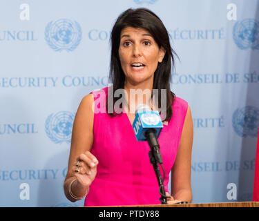 Nikki Haley dargestellt auf einer Pressekonferenz bei den Vereinten Nationen. Der UN-Botschafter bei den Vereinten Nation hat ihren Rücktritt am 9. Oktober 2018 bekannt gegeben. Der US-Präsident Donald Trump hat bereits ihren Rücktritt akzeptiert. Stockfoto