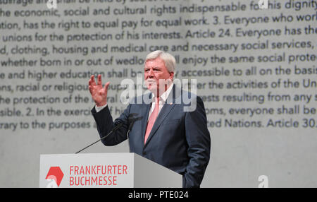 Frankfurt am Main, Deutschland. 09 Oktober 2018, Hessen, Frankfurt Main: Volker Bouffier (CDU), Ministerpräsident des Landes Hessen, Anschriften Auszüge aus der Charta der Menschenrechte bei der Eröffnung der 70. Frankfurter Buchmesse. Georgien ist in diesem Jahr Ehrengast der Buchmesse. Größte Buch der Welt Show findet vom 10. bis 14. Oktober. Foto: Arne Dedert/dpa Stockfoto