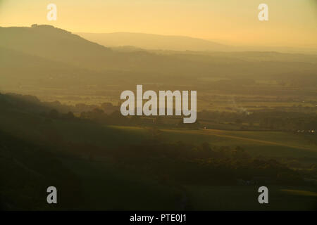 Devils Dyke, Brighton, UK. 9. Oktober 2018. Personen, die die letzte der Sonne auf Devils Dyke, in der South Downs National Park, nach einem warmen und sonnigen Tag. Credit: Peter Cripps/Alamy leben Nachrichten Stockfoto