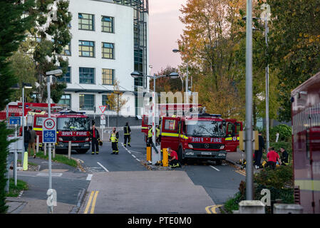 London, Vereinigtes Königreich. Vom 9. Oktober 2018. 10 Löschfahrzeuge und rund 70 Feuerwehrmänner wurden zu einem Brand in einem Studentenwohnheim Block an der Brunel University in London Kingston Lane in Uxbridge genannt. Die Brigade wurde an 16:07 CEST. Feuerwehr von Hillingdon, Hayes, Southall, Northolt, Ruislip und anderen umliegenden Feuerwehren sind an der Szene. Feuerwehrmänner verwendete auch eine Drohne, die derzeit erprobt wird, um den Bereich zu überblicken. Credit: Peter Manning/Alamy leben Nachrichten Stockfoto