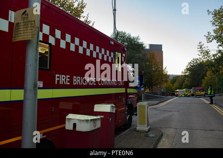 London, Vereinigtes Königreich. Vom 9. Oktober 2018. 10 Löschfahrzeuge und rund 70 Feuerwehrmänner wurden zu einem Brand in einem Studentenwohnheim Block an der Brunel University in London Kingston Lane in Uxbridge genannt. Die Brigade wurde an 16:07 CEST. Feuerwehr von Hillingdon, Hayes, Southall, Northolt, Ruislip und anderen umliegenden Feuerwehren sind an der Szene. Feuerwehrmänner verwendete auch eine Drohne, die derzeit erprobt wird, um den Bereich zu überblicken. Credit: Peter Manning/Alamy leben Nachrichten Stockfoto