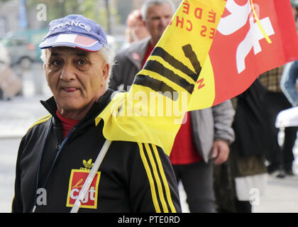 Straßburg, Frankreich. 9. Okt., 2018. Ein älterer Mann gesehen, die eine Flagge während des Protestes. Menschen, die während einer eintägigen landesweiten Streik über Richtlinien der französische Präsident Emmanuel von Macron in Straßburg, Frankreich. Credit: Elyxandro Cegarra/SOPA Images/ZUMA Draht/Alamy leben Nachrichten Stockfoto