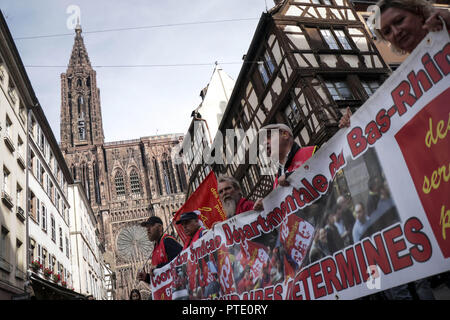 Straßburg, Frankreich. 9. Okt., 2018. Menschen gesehen, die eine riesige Banner riefen Slogans während des Protestes. Menschen, die während einer eintägigen landesweiten Streik über Richtlinien der französische Präsident Emmanuel von Macron in Straßburg, Frankreich. Credit: Elyxandro Cegarra/SOPA Images/ZUMA Draht/Alamy leben Nachrichten Stockfoto