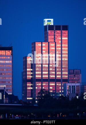 09 Oktober 2018, Nordrhein-Westfalen, Düsseldorf: Der Himmel beim Sonnenuntergang in einem Bürogebäude der Deutschen Rentenversicherung Rheinland wider. Foto: Christophe Kirschtorte/dpa Stockfoto