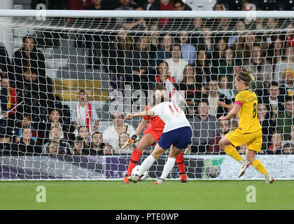 Das Craven Cottage, London, UK. 9. Okt., 2018. Internationaler Fußball Frauen freundlich, England und Australien; Fran Kirby von England schießt ihr Seiten 1 Tor in der 19. Minute zu zählen, um es 1-0 Credit: Aktion plus Sport/Alamy leben Nachrichten Stockfoto