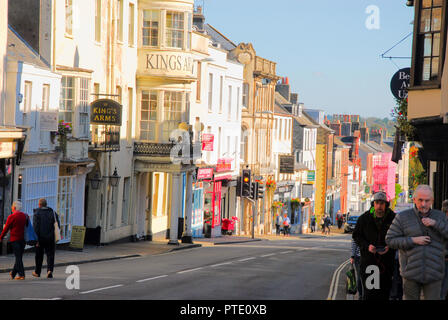 Dorchester. 9. Oktober 2018. Die Menschen genießen den Nachmittag Sonnenschein in Dorchester, Hauptstadt der Grafschaft Dorset Credit: stuart Hartmut Ost/Alamy leben Nachrichten Stockfoto