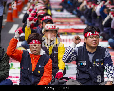 Seoul, Europa, Deutschland, Baden-Württemberg, Südkorea. 9. Okt., 2018. Samsung Arbeitnehmer Gesang, bevor eine im März in Seoul. Hunderte von Samsung Arbeiter marschierten durch zentrale Seoul Dienstag, Aufmerksamkeit für die Probleme der Gesellschaft zu zeichnen. Samsung hat auch begonnen, layoffing Arbeiter, besonders der Jüngeren, wie die Gewinne der Unternehmen zurückgegangen sind. Credit: Jack Kurtz/ZUMA Draht/Alamy leben Nachrichten Stockfoto