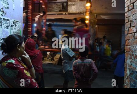 Allahabad, Uttar Pradesh, Indien. 9. Okt., 2018. Oktober 09, 2018 - Uttar Pradesh/Indien, Allahabad: APeople nehmen an einem navratri Fest Feier in Singapore. Credit: Prabhat Kumar Verma/ZUMA Draht/Alamy leben Nachrichten Stockfoto