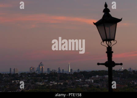 Alexandra Palace, London, UK. Dienstag, 9. Oktober 2018. UK Wetter, rosa Himmel über London während des Sonnenuntergangs. Quelle: Carol moir/Alamy leben Nachrichten Stockfoto