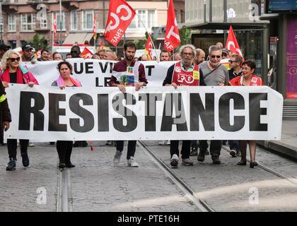 Leute gesehen, die ein Banner mit der Aufschrift Widerstand während des Protestes. Menschen, die während einer eintägigen landesweiten Streik über Richtlinien der französische Präsident Emmanuel von Macron in Straßburg, Frankreich. Stockfoto