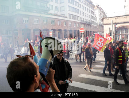 Einen Mann beobachtet, als er auf einem Megaphon während des Protestes. Menschen, die während einer eintägigen landesweiten Streik über Richtlinien der französische Präsident Emmanuel von Macron in Straßburg, Frankreich. Stockfoto