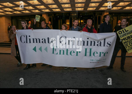 London, Großbritannien. 9. Okt., 2018. Protest außerhalb der jährlichen Oil & Money Conference, The Dorchester Hotel, Park Lane. Penelope Barritt/Alamy leben Nachrichten Stockfoto