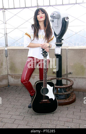 New York, NY, USA. 9. Okt., 2018. Grammy-nominierte Singer-songwriter, KT Tunstall, führt Ihr klassischer Hit Plötzlich sehe ich am Empire State Building Förderung von ihrem neuen Album, 'Wachs' in New York City, die am 9. Oktober 2018. Credit: Diego Corredor/Medien Punch/Alamy leben Nachrichten Stockfoto