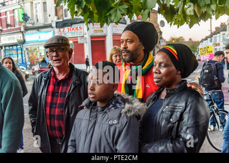 London, Großbritannien. 9. Oktober 2018. Menschen an der Kundgebung außerhalb der neuen Atlas Cafe Restaurant, wo ein junger schwarzer Mann von der Polizei, die offensichtlich unnötige Gewaltanwendung bei seiner Festnahme wegen Verdacht auf ein Messer beteiligt gewesen angegriffen wurde. Er von sechs Polizisten angegriffen wurde, und wurde brutal getreten während Offiziere gekämpft, ihn mit Handschellen zu fesseln, Andwhen war er gut im Griff und auf dem Boden, den er in das Gesicht mit CS-Gas besprüht wurde. Credit: Peter Marschall/Alamy leben Nachrichten Stockfoto