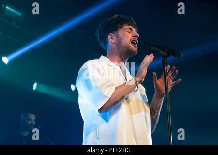 Glasgow, Schottland, Großbritannien. 9. Oktober, 2018. Tom Brennan, in Konzert im Barrowlands Ballsaal, Glasgow, UK. Credit: Stuart Westwood/Alamy leben Nachrichten Stockfoto