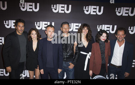 Paris, Ile de France, Frankreich. 9. Okt., 2018. Vincent Elbaz Suzanne Clement Regisseur Fred Cavaye Roschdy Zem Doria Tillier Fleur Fitoussi und Stephane de Groodt gesehen für ein Foto posiert Während der Premiere Le Jeu im Kino UGC Normandie. Credit: Thierry Le Fouille/SOPA Images/ZUMA Draht/Alamy leben Nachrichten Stockfoto