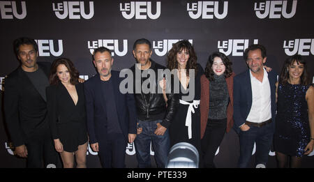 Paris, Ile de France, Frankreich. 9. Okt., 2018. Vincent Elbaz Suzanne Clement Regisseur Fred Cavaye Roschdy Zem Doria Tillier Fleur Fitoussi Stephane de Groodt und Berenice Bejot gesehen für ein Foto posiert Während der Premiere Le Jeu im Kino UGC Normandie. Credit: Thierry Le Fouille/SOPA Images/ZUMA Draht/Alamy leben Nachrichten Stockfoto