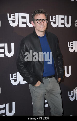 Paris, Frankreich. 9. Okt., 2018. Direktor Michel Hazanavicius gesehen Posieren fürs Foto während der Premiere Le Jeu im Kino UGC Normandie. Credit: Thierry Le Fouille/SOPA Images/ZUMA Draht/Alamy leben Nachrichten Stockfoto