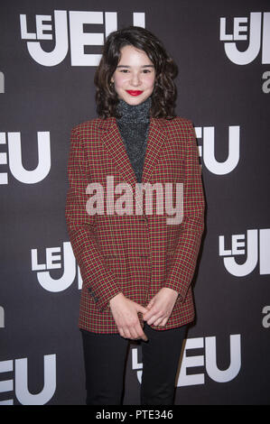 Paris, Frankreich. 9. Okt., 2018. Fleur Fitoussi gesehen für ein Foto posiert Während der Premiere Le Jeu im Kino UGC Normandie. Credit: Thierry Le Fouille/SOPA Images/ZUMA Draht/Alamy leben Nachrichten Stockfoto