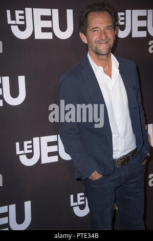 Paris, Frankreich. 9. Okt., 2018. Stephane De Groodt gesehen für ein Foto posiert Während der Premiere Le Jeu im Kino UGC Normandie. Credit: Thierry Le Fouille/SOPA Images/ZUMA Draht/Alamy leben Nachrichten Stockfoto