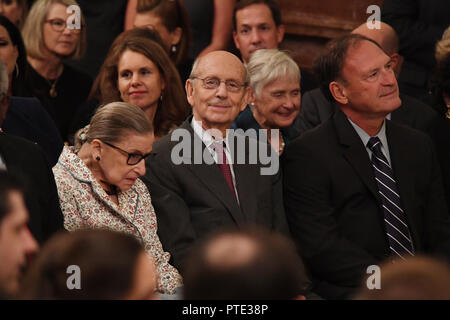 Washington, District of Columbia, USA. 8. Oktober, 2018. 10/8/18 - Die weißen House-Washington DC. Richter Brett Kavanaugh ist als Gerechtigkeit Verknüpfen geschworen Auf dem Obersten Gerichtshof der USA Austausch Gerechtigkeit Anthony Kennedy, die er einst. Gerichtgerechtigkeit Ruth Bader Ginsburg, Samuel Alito Stephen Breyer, und warten Sie, bis die Zeremonie beginnen. Fotos von: - ImageCatcher News Credit: Christy Bowe/Kugel Fotos/ZUMA Draht/Alamy Leben Nachrichten clerked Stockfoto