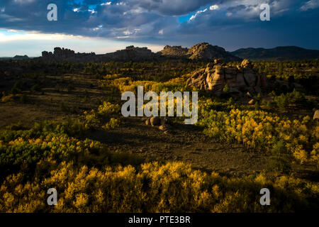 Eine späte Sommer Sonnenuntergang mit Herbstfarben gesehen von einer Drohne bei Vedauwoo in der Medizin Bow-Routt National Forest außerhalb von Laramie, Wyoming. Stockfoto