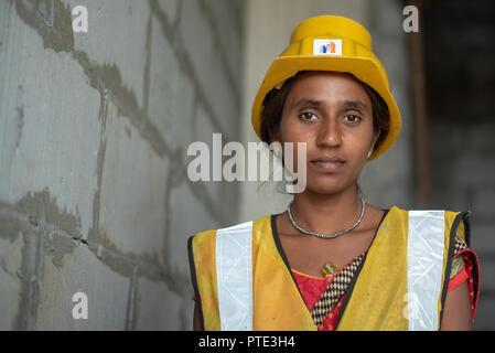 Frau Arbeiter mit der Sicherheit tragen in Gebäude Baustelle. Urban-Städte in Indien sieht viele Projekte in der Entwicklung. Stockfoto
