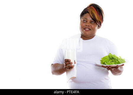 Studio shot von Happy fetten schwarzen afrikanischen Frau lächelnd und denkst Stockfoto