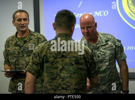 U.S. Army Command Sgt. Maj. David Nunn, NATO-Hauptquartier Sarajevo's Senior Leader angeworben, schüttelt Hände mit Absolventen der Peace Support Operations personal Unteroffizier Kurs am 14. Juli 2017 in Camp Butmir Bosnien und Herzegowina. Stockfoto