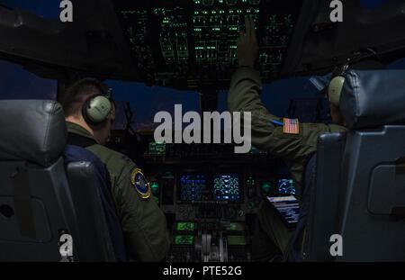 Maj. Timotheus Birt und Kapitän Jason Sewell, US Air Force C-17 Globemaster III Piloten aus dem 15 Airlift Squadron, 437Th Airlift Wing, Joint Base Charleston, S.C., Verhalten vor auf der Rampe bei Joint Base Elmendorf-Richardson, Alaska vor dem Start Juli 12, 2017 zu beteiligen und Luftbrücke Unterstützung für Übung Talisman Sabre 2017. Der Zweck der TS 17 ist US-australischen bekämpfen Bereitschaft erhöhen, die Interoperabilität, ausbildungsmöglichkeiten Kombiniert maximieren zu verbessern und maritime Vorpositionierung und die Logistik im Pazifik. TS 17 zeigt auch US-c Stockfoto