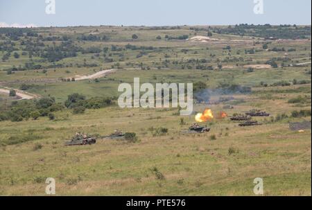 Us-Soldaten auf die 1 Bataillon zugeordnet, 66th Panzer Regiment, 3. gepanzerte Brigade Combat Team, 4 Infanterie Division, Fire M2 Bradley Kampffahrzeugen während der Probe für die kombinierte Waffen live fire Übung Teil der Getica Sabre, 14. Juli 2017 bei der Gemeinsamen National Training Center in Cincu, Rumänien. Getica Sabre 17 ist eine von den USA geführte Fire Support Koordination und kombinierte Waffen live fire Übung umfasst sechs Verbündete und Partner Nationen mit mehr als 4.000 Soldaten. Getica Sabre 17 läuft gleichzeitig mit Säbel Guardian 17, ein US-European Command, U.S. Army Europe-led, mul Stockfoto