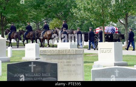 Ein Trauerzug durch die Soldaten der alten Garde auf dem Arlington National Friedhof am 11. Juli. Stockfoto