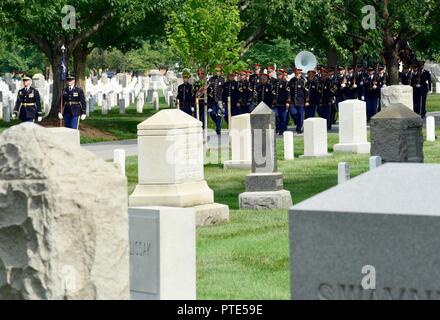 Ein Trauerzug durch die Soldaten der alten Garde auf dem Arlington National Friedhof am 11. Juli. Stockfoto