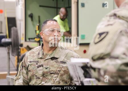 ROCK ISLAND ARSENAL, Illinois - Oberst Daniel Townsend, Leiter der G-4-Installationen für die Army National Guard, Touren der Rock Island Arsenal gemeinsame Produktion und Technologie Zentrum, Rock Island, Illinois, am 13. Juli. Stockfoto